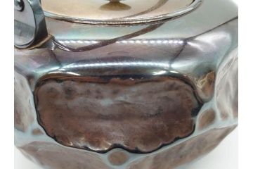 純銀　造りこまれたデザインが目を引く銀瓶(煎茶、薬缶、銀水注、湯沸し、茶道具、やかん、水指、急須)(R-079503)
