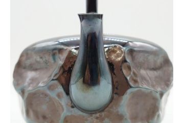 純銀　造りこまれたデザインが目を引く銀瓶(煎茶、薬缶、銀水注、湯沸し、茶道具、やかん、水指、急須)(R-079503)