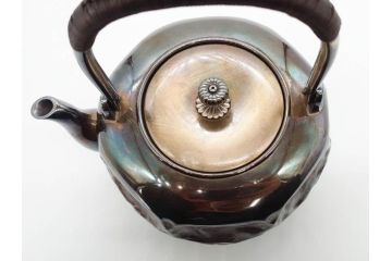 純銀　造りこまれたデザインが目を引く銀瓶(煎茶、薬缶、銀水注、湯沸し、茶道具、やかん、水指、急須)(R-079503)