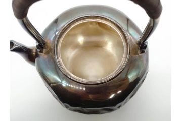 純銀　造りこまれたデザインが目を引く銀瓶(煎茶、薬缶、銀水注、湯沸し、茶道具、やかん、水指、急須)(R-079503)