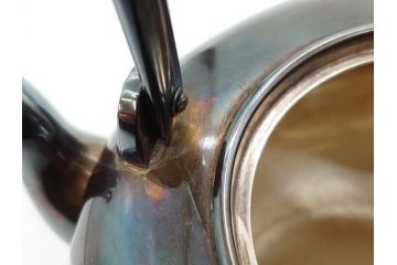 純銀　造りこまれたデザインが目を引く銀瓶(煎茶、薬缶、銀水注、湯沸し、茶道具、やかん、水指、急須)(R-079503)