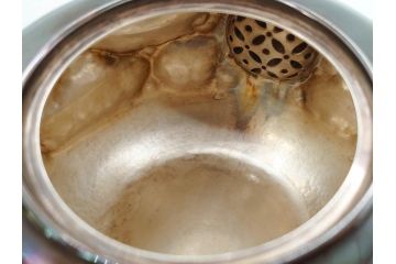 純銀　造りこまれたデザインが目を引く銀瓶(煎茶、薬缶、銀水注、湯沸し、茶道具、やかん、水指、急須)(R-079503)