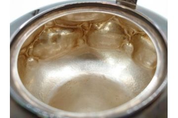 純銀　造りこまれたデザインが目を引く銀瓶(煎茶、薬缶、銀水注、湯沸し、茶道具、やかん、水指、急須)(R-079503)