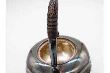 純銀　造りこまれたデザインが目を引く銀瓶(煎茶、薬缶、銀水注、湯沸し、茶道具、やかん、水指、急須)(R-079503)