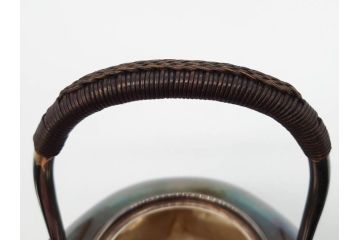 純銀　造りこまれたデザインが目を引く銀瓶(煎茶、薬缶、銀水注、湯沸し、茶道具、やかん、水指、急須)(R-079503)