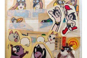 当時物　シールやワッペンなどまとめてセット(シール帳、鉄人28号、鉄腕アトム、明治製菓、おまけ、エイトマン、狼少年ケン、グリコ、切り抜き、手塚治虫、マーブルチョコレート、0戦はやと、わんわん忠臣蔵)(R-079504)