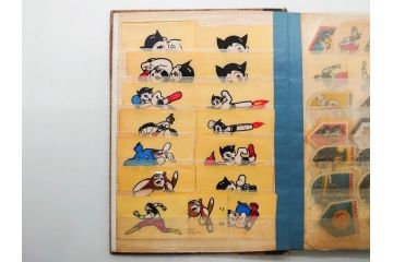 当時物　シールやワッペンなどまとめてセット(シール帳、鉄人28号、鉄腕アトム、明治製菓、おまけ、エイトマン、狼少年ケン、グリコ、切り抜き、手塚治虫、マーブルチョコレート、0戦はやと、わんわん忠臣蔵)(R-079504)