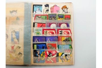 当時物　シールやワッペンなどまとめてセット(シール帳、鉄人28号、鉄腕アトム、明治製菓、おまけ、エイトマン、狼少年ケン、グリコ、切り抜き、手塚治虫、マーブルチョコレート、0戦はやと、わんわん忠臣蔵)(R-079504)