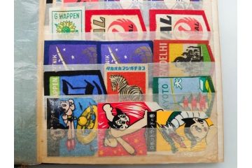 当時物　シールやワッペンなどまとめてセット(シール帳、鉄人28号、鉄腕アトム、明治製菓、おまけ、エイトマン、狼少年ケン、グリコ、切り抜き、手塚治虫、マーブルチョコレート、0戦はやと、わんわん忠臣蔵)(R-079504)