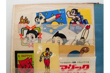 当時物　シールやワッペンなどまとめてセット(シール帳、鉄人28号、鉄腕アトム、明治製菓、おまけ、エイトマン、狼少年ケン、グリコ、切り抜き、手塚治虫、マーブルチョコレート、0戦はやと、わんわん忠臣蔵)(R-079504)