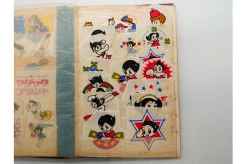 当時物　シールやワッペンなどまとめてセット(シール帳、鉄人28号、鉄腕アトム、明治製菓、おまけ、エイトマン、狼少年ケン、グリコ、切り抜き、手塚治虫、マーブルチョコレート、0戦はやと、わんわん忠臣蔵)(R-079504)