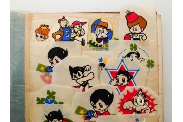 当時物　シールやワッペンなどまとめてセット(シール帳、鉄人28号、鉄腕アトム、明治製菓、おまけ、エイトマン、狼少年ケン、グリコ、切り抜き、手塚治虫、マーブルチョコレート、0戦はやと、わんわん忠臣蔵)(R-079504)