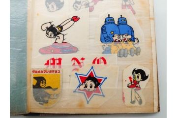 当時物　シールやワッペンなどまとめてセット(シール帳、鉄人28号、鉄腕アトム、明治製菓、おまけ、エイトマン、狼少年ケン、グリコ、切り抜き、手塚治虫、マーブルチョコレート、0戦はやと、わんわん忠臣蔵)(R-079504)