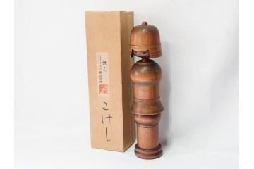 内閣総理大臣賞受賞作家 関口三作　創作こけし　「武人」　高さ 約52.5cm　匠の卓越したデザイン性が光るこけし(郷土人形玩具、伝統工芸、民芸品、置物、ディスプレイ、木彫　木製、共箱付き)(R-079507)