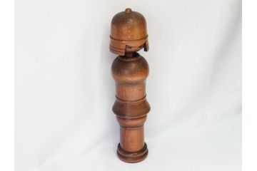 内閣総理大臣賞受賞作家 関口三作　創作こけし　「武人」　高さ 約52.5cm　匠の卓越したデザイン性が光るこけし(郷土人形玩具、伝統工芸、民芸品、置物、ディスプレイ、木彫　木製、共箱付き)(R-079507)