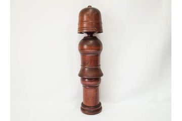 内閣総理大臣賞受賞作家 関口三作　創作こけし　「武人」　高さ 約52.5cm　匠の卓越したデザイン性が光るこけし(郷土人形玩具、伝統工芸、民芸品、置物、ディスプレイ、木彫　木製、共箱付き)(R-079507)