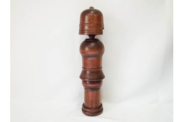 内閣総理大臣賞受賞作家 関口三作　創作こけし　「武人」　高さ 約52.5cm　匠の卓越したデザイン性が光るこけし(郷土人形玩具、伝統工芸、民芸品、置物、ディスプレイ、木彫　木製、共箱付き)(R-079507)
