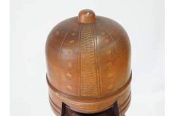 内閣総理大臣賞受賞作家 関口三作　創作こけし　「武人」　高さ 約52.5cm　匠の卓越したデザイン性が光るこけし(郷土人形玩具、伝統工芸、民芸品、置物、ディスプレイ、木彫　木製、共箱付き)(R-079507)