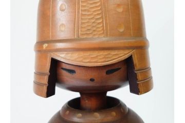 内閣総理大臣賞受賞作家 関口三作　創作こけし　「武人」　高さ 約52.5cm　匠の卓越したデザイン性が光るこけし(郷土人形玩具、伝統工芸、民芸品、置物、ディスプレイ、木彫　木製、共箱付き)(R-079507)