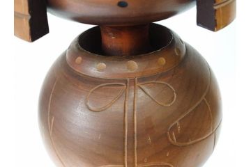 内閣総理大臣賞受賞作家 関口三作　創作こけし　「武人」　高さ 約52.5cm　匠の卓越したデザイン性が光るこけし(郷土人形玩具、伝統工芸、民芸品、置物、ディスプレイ、木彫　木製、共箱付き)(R-079507)