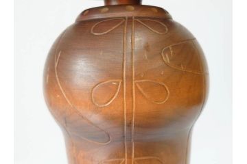 内閣総理大臣賞受賞作家 関口三作　創作こけし　「武人」　高さ 約52.5cm　匠の卓越したデザイン性が光るこけし(郷土人形玩具、伝統工芸、民芸品、置物、ディスプレイ、木彫　木製、共箱付き)(R-079507)