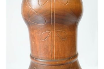 内閣総理大臣賞受賞作家 関口三作　創作こけし　「武人」　高さ 約52.5cm　匠の卓越したデザイン性が光るこけし(郷土人形玩具、伝統工芸、民芸品、置物、ディスプレイ、木彫　木製、共箱付き)(R-079507)
