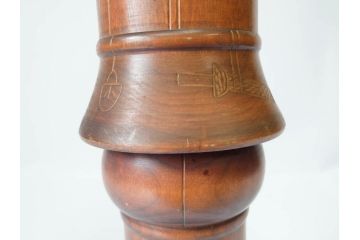 内閣総理大臣賞受賞作家 関口三作　創作こけし　「武人」　高さ 約52.5cm　匠の卓越したデザイン性が光るこけし(郷土人形玩具、伝統工芸、民芸品、置物、ディスプレイ、木彫　木製、共箱付き)(R-079507)