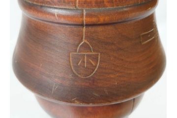 内閣総理大臣賞受賞作家 関口三作　創作こけし　「武人」　高さ 約52.5cm　匠の卓越したデザイン性が光るこけし(郷土人形玩具、伝統工芸、民芸品、置物、ディスプレイ、木彫　木製、共箱付き)(R-079507)