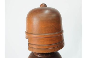 内閣総理大臣賞受賞作家 関口三作　創作こけし　「武人」　高さ 約52.5cm　匠の卓越したデザイン性が光るこけし(郷土人形玩具、伝統工芸、民芸品、置物、ディスプレイ、木彫　木製、共箱付き)(R-079507)