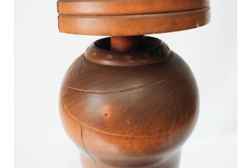 内閣総理大臣賞受賞作家 関口三作　創作こけし　「武人」　高さ 約52.5cm　匠の卓越したデザイン性が光るこけし(郷土人形玩具、伝統工芸、民芸品、置物、ディスプレイ、木彫　木製、共箱付き)(R-079507)