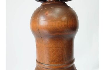 内閣総理大臣賞受賞作家 関口三作　創作こけし　「武人」　高さ 約52.5cm　匠の卓越したデザイン性が光るこけし(郷土人形玩具、伝統工芸、民芸品、置物、ディスプレイ、木彫　木製、共箱付き)(R-079507)