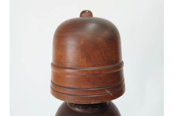 内閣総理大臣賞受賞作家 関口三作　創作こけし　「武人」　高さ 約52.5cm　匠の卓越したデザイン性が光るこけし(郷土人形玩具、伝統工芸、民芸品、置物、ディスプレイ、木彫　木製、共箱付き)(R-079507)
