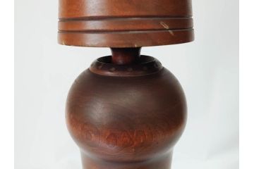 内閣総理大臣賞受賞作家 関口三作　創作こけし　「武人」　高さ 約52.5cm　匠の卓越したデザイン性が光るこけし(郷土人形玩具、伝統工芸、民芸品、置物、ディスプレイ、木彫　木製、共箱付き)(R-079507)
