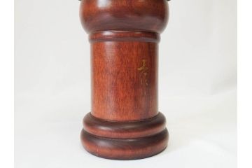 内閣総理大臣賞受賞作家 関口三作　創作こけし　「武人」　高さ 約52.5cm　匠の卓越したデザイン性が光るこけし(郷土人形玩具、伝統工芸、民芸品、置物、ディスプレイ、木彫　木製、共箱付き)(R-079507)