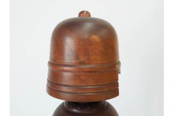 内閣総理大臣賞受賞作家 関口三作　創作こけし　「武人」　高さ 約52.5cm　匠の卓越したデザイン性が光るこけし(郷土人形玩具、伝統工芸、民芸品、置物、ディスプレイ、木彫　木製、共箱付き)(R-079507)