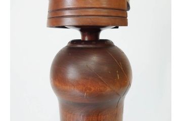 内閣総理大臣賞受賞作家 関口三作　創作こけし　「武人」　高さ 約52.5cm　匠の卓越したデザイン性が光るこけし(郷土人形玩具、伝統工芸、民芸品、置物、ディスプレイ、木彫　木製、共箱付き)(R-079507)