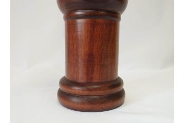 内閣総理大臣賞受賞作家 関口三作　創作こけし　「武人」　高さ 約52.5cm　匠の卓越したデザイン性が光るこけし(郷土人形玩具、伝統工芸、民芸品、置物、ディスプレイ、木彫　木製、共箱付き)(R-079507)