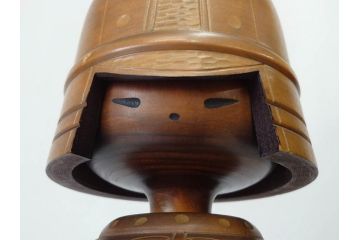 内閣総理大臣賞受賞作家 関口三作　創作こけし　「武人」　高さ 約52.5cm　匠の卓越したデザイン性が光るこけし(郷土人形玩具、伝統工芸、民芸品、置物、ディスプレイ、木彫　木製、共箱付き)(R-079507)