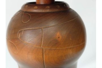 内閣総理大臣賞受賞作家 関口三作　創作こけし　「武人」　高さ 約52.5cm　匠の卓越したデザイン性が光るこけし(郷土人形玩具、伝統工芸、民芸品、置物、ディスプレイ、木彫　木製、共箱付き)(R-079507)