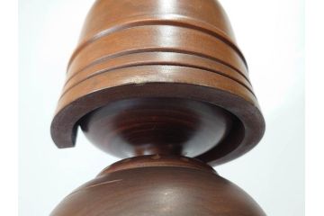 内閣総理大臣賞受賞作家 関口三作　創作こけし　「武人」　高さ 約52.5cm　匠の卓越したデザイン性が光るこけし(郷土人形玩具、伝統工芸、民芸品、置物、ディスプレイ、木彫　木製、共箱付き)(R-079507)