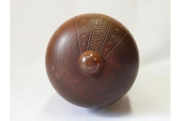 内閣総理大臣賞受賞作家 関口三作　創作こけし　「武人」　高さ 約52.5cm　匠の卓越したデザイン性が光るこけし(郷土人形玩具、伝統工芸、民芸品、置物、ディスプレイ、木彫　木製、共箱付き)(R-079507)