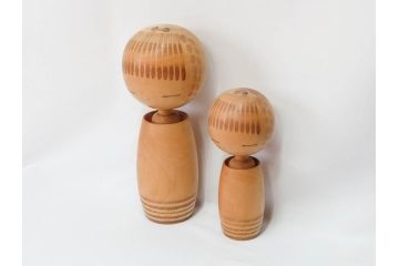 内閣総理大臣賞受賞作家　狩野千代松　創作こけし　「静心」　高さ (大)約32cm/(小)約23.5cm　無垢な表情が可愛らしいこけし2点セット(郷土人形玩具、伝統工芸、民芸品、置物、ディスプレイ、木彫　木製)(R-079508)