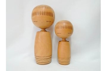 内閣総理大臣賞受賞作家　狩野千代松　創作こけし　「静心」　高さ (大)約32cm/(小)約23.5cm　無垢な表情が可愛らしいこけし2点セット(郷土人形玩具、伝統工芸、民芸品、置物、ディスプレイ、木彫　木製)(R-079508)