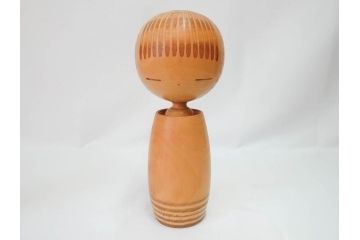 内閣総理大臣賞受賞作家　狩野千代松　創作こけし　「静心」　高さ (大)約32cm/(小)約23.5cm　無垢な表情が可愛らしいこけし2点セット(郷土人形玩具、伝統工芸、民芸品、置物、ディスプレイ、木彫　木製)(R-079508)