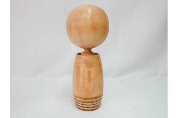 内閣総理大臣賞受賞作家　狩野千代松　創作こけし　「静心」　高さ (大)約32cm/(小)約23.5cm　無垢な表情が可愛らしいこけし2点セット(郷土人形玩具、伝統工芸、民芸品、置物、ディスプレイ、木彫　木製)(R-079508)
