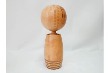 内閣総理大臣賞受賞作家　狩野千代松　創作こけし　「静心」　高さ (大)約32cm/(小)約23.5cm　無垢な表情が可愛らしいこけし2点セット(郷土人形玩具、伝統工芸、民芸品、置物、ディスプレイ、木彫　木製)(R-079508)