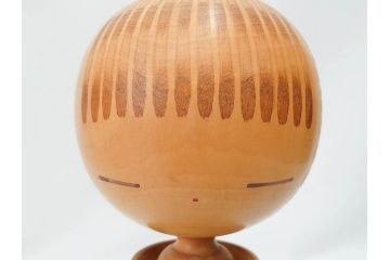 内閣総理大臣賞受賞作家　狩野千代松　創作こけし　「静心」　高さ (大)約32cm/(小)約23.5cm　無垢な表情が可愛らしいこけし2点セット(郷土人形玩具、伝統工芸、民芸品、置物、ディスプレイ、木彫　木製)(R-079508)
