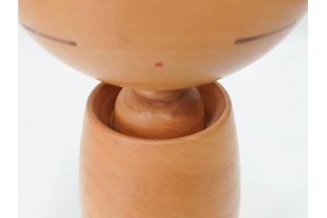 内閣総理大臣賞受賞作家　狩野千代松　創作こけし　「静心」　高さ (大)約32cm/(小)約23.5cm　無垢な表情が可愛らしいこけし2点セット(郷土人形玩具、伝統工芸、民芸品、置物、ディスプレイ、木彫　木製)(R-079508)