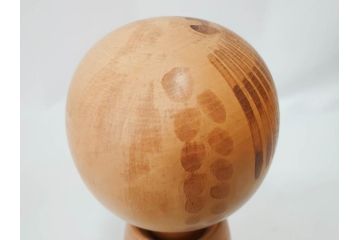 内閣総理大臣賞受賞作家　狩野千代松　創作こけし　「静心」　高さ (大)約32cm/(小)約23.5cm　無垢な表情が可愛らしいこけし2点セット(郷土人形玩具、伝統工芸、民芸品、置物、ディスプレイ、木彫　木製)(R-079508)