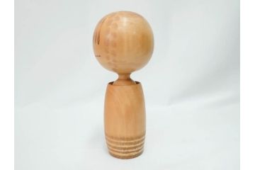 内閣総理大臣賞受賞作家　狩野千代松　創作こけし　「静心」　高さ (大)約32cm/(小)約23.5cm　無垢な表情が可愛らしいこけし2点セット(郷土人形玩具、伝統工芸、民芸品、置物、ディスプレイ、木彫　木製)(R-079508)
